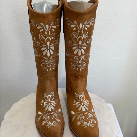 Elegant Suede and Floral Embroidered Caramel Heeled Boots NIB Size 10.5 - Picture 1 of 12